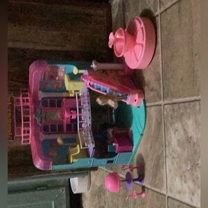 Melanie’s mall in good condition